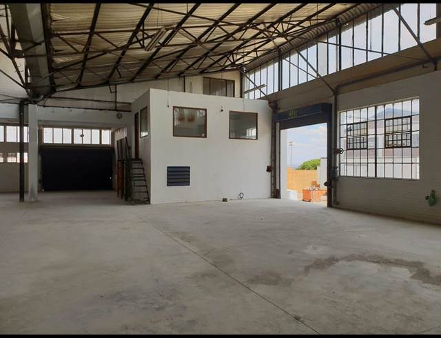950M² WAREHOUSE RENTED IN TULISA PARK