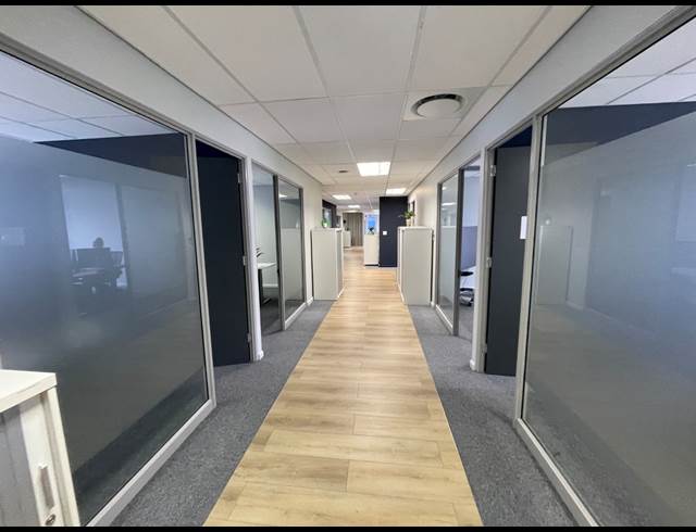 435M² OFFICE TO LET IN WATERFRONT