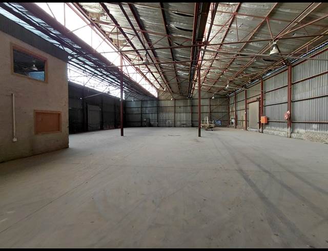 1,100M² WAREHOUSE TO LET IN CLAYVILLE