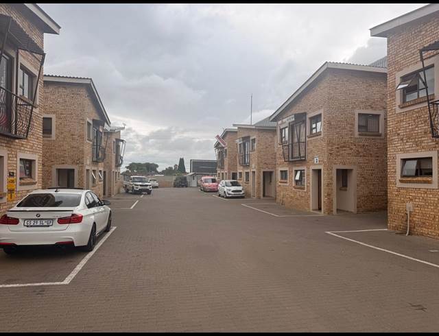 290M² WAREHOUSE TO LET IN APEX