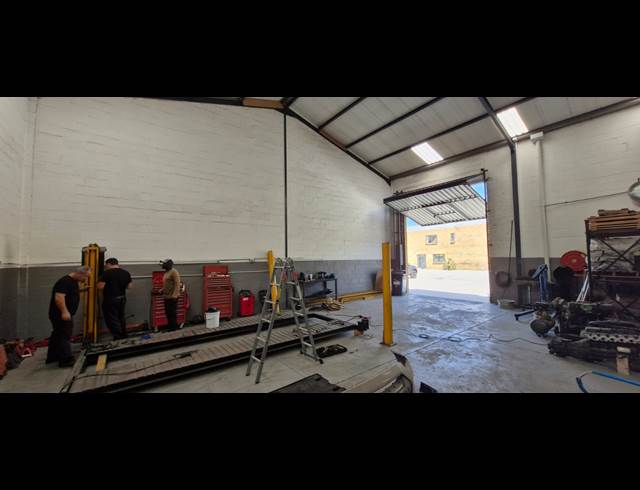 216M² WAREHOUSE TO LET IN KILLARNEY GARDENS