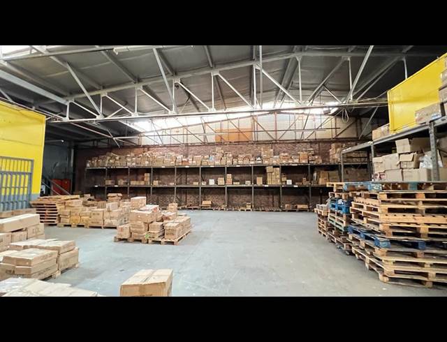 800M² WAREHOUSE TO LET IN NEW CENTRE
