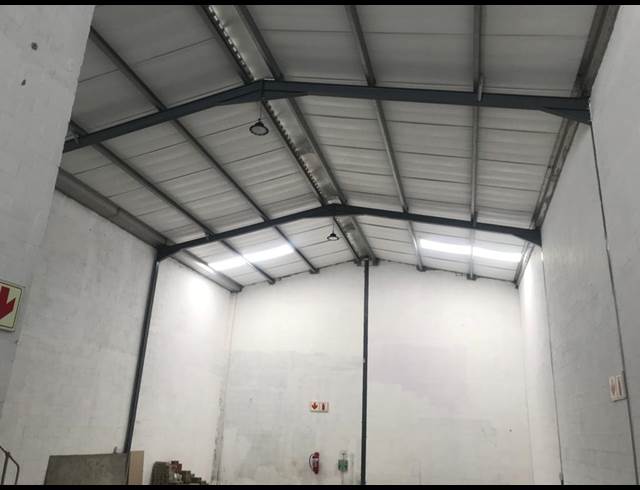 262M² WAREHOUSE TO LET IN STIKLAND INDUSTRIAL