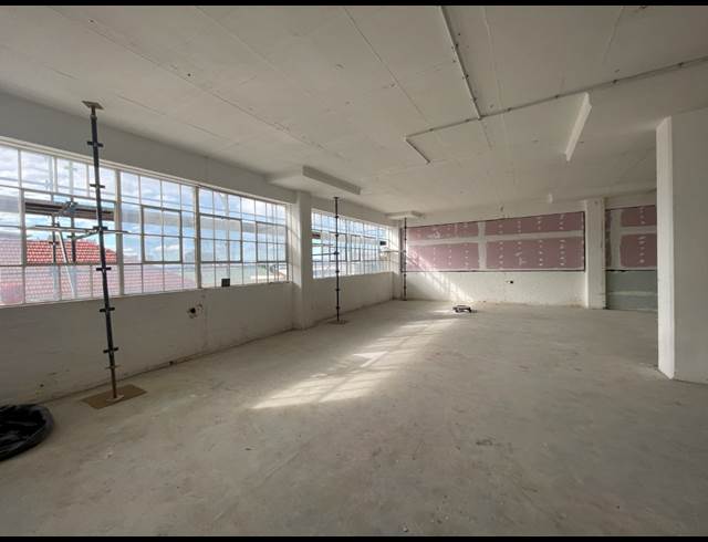 1,600M² OFFICE TO LET IN GARDENS