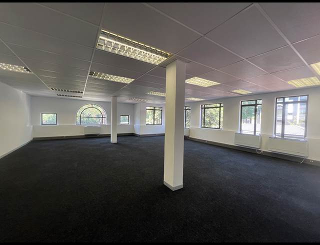 112M² OFFICE TO LET IN HYDE PARK