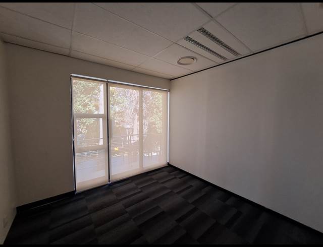 104M² OFFICE TO LET IN HYDE PARK
