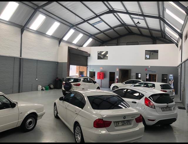 371M² WAREHOUSE RENTED IN STIKLAND INDUSTRIAL