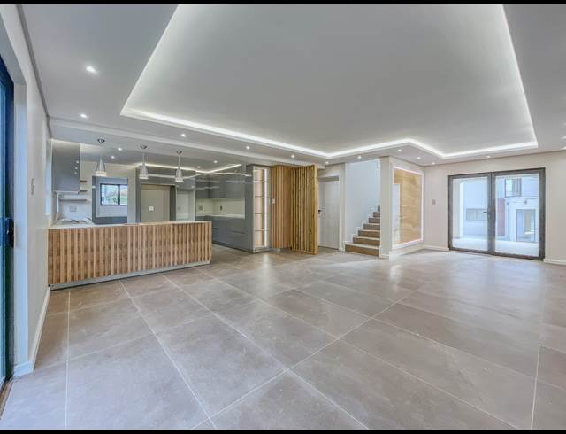 4 BEDROOM TOWNHOUSE TO LET IN SEAWARD ESTATES