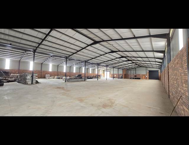 2,040M² WAREHOUSE TO LET IN CROWN