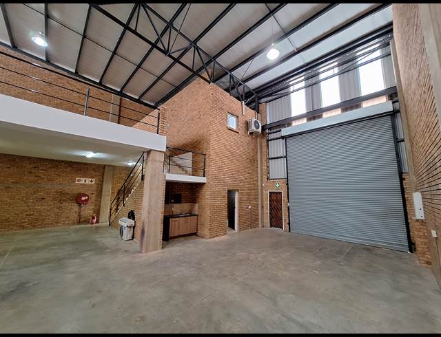 404M² WAREHOUSE TO LET IN LANSERIA