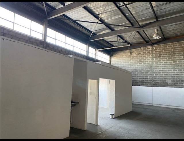 400M² WAREHOUSE TO LET IN RETREAT