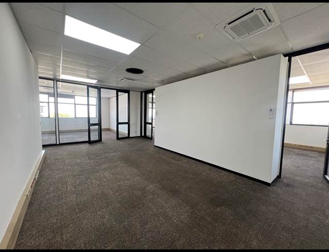 166M² OFFICE TO LET IN SANDHURST