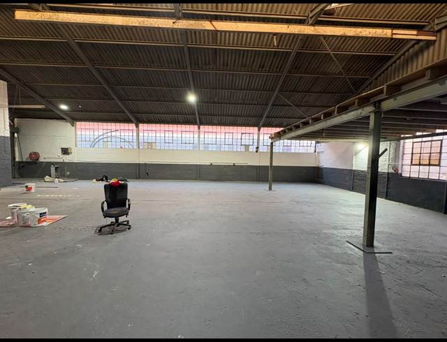 410M² WAREHOUSE TO LET IN STRAND INDUSTRIA