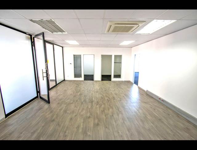 939M² SHOWROOM TO LET IN PAULSHOF