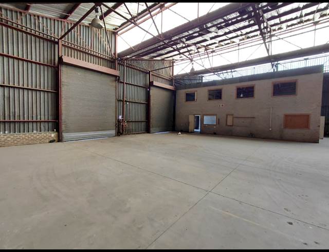 1,100M² WAREHOUSE TO LET IN CLAYVILLE