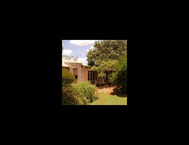 5 bed property to rent in WILLOW PARK MANOR