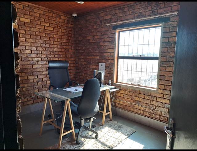 600M² WAREHOUSE TO LET IN POMONA
