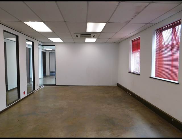 1,850M² OFFICE TO LET IN LYME PARK