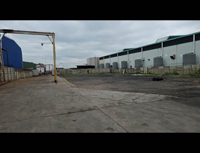 1,100M² WAREHOUSE TO LET IN HUGHES
