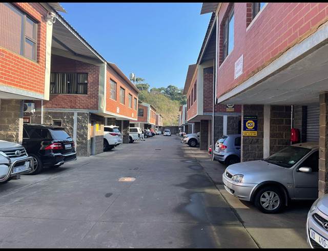 165M² WAREHOUSE TO LET IN BRIARDENE