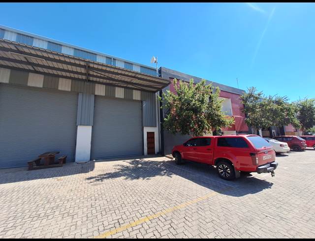404M² WAREHOUSE TO LET IN LANSERIA