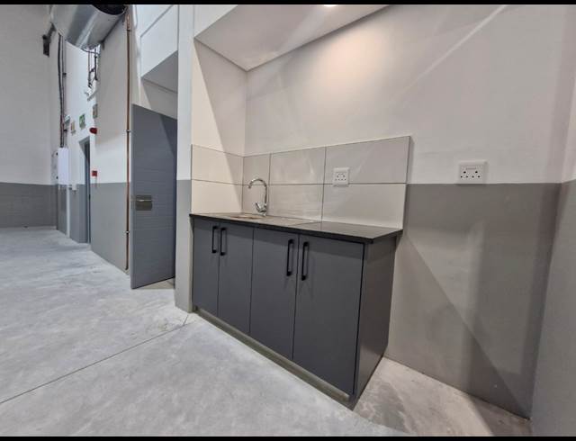 409M² WAREHOUSE TO LET IN STIKLAND INDUSTRIAL