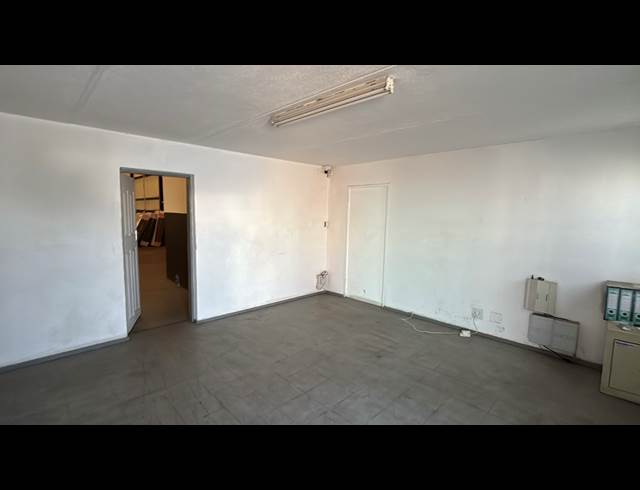 338M² WAREHOUSE TO LET IN JET PARK