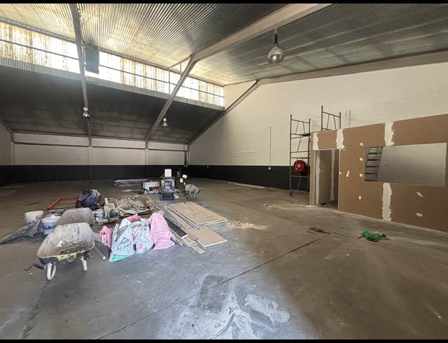 357M² WAREHOUSE TO LET IN STIKLAND INDUSTRIAL
