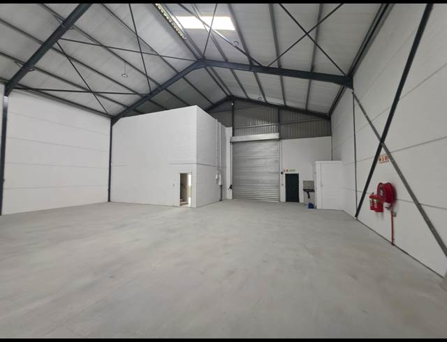706M² WAREHOUSE TO LET IN FIRGROVE INDUSTRIAL ESTATE