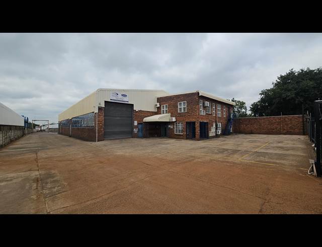 1,100M² WAREHOUSE TO LET IN HUGHES