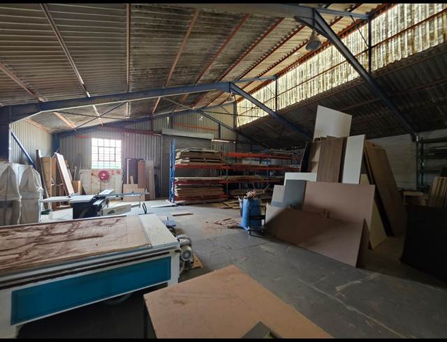 747M² WAREHOUSE TO LET IN STRAND CENTRAL