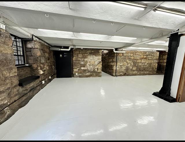 152M² OFFICE TO LET IN WOODSTOCK