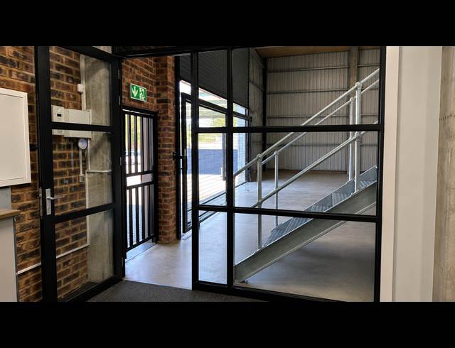 450M² WAREHOUSE TO LET IN RIVERSIDE PARK