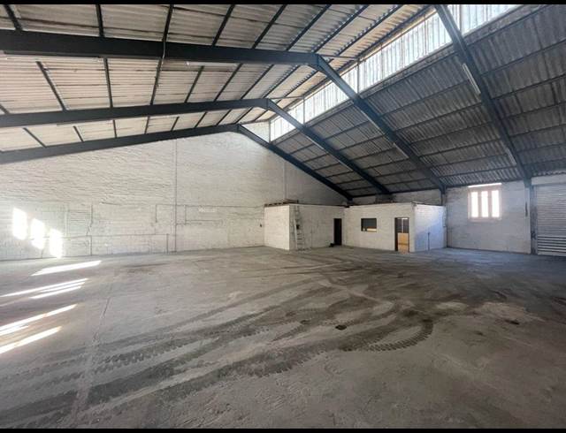 380M² WAREHOUSE TO LET IN TRIANGLE FARM