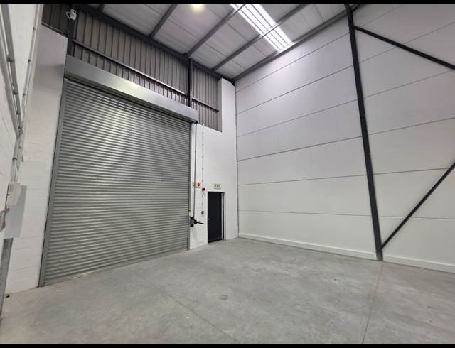552M² WAREHOUSE TO LET IN FIRGROVE INDUSTRIAL ESTATE