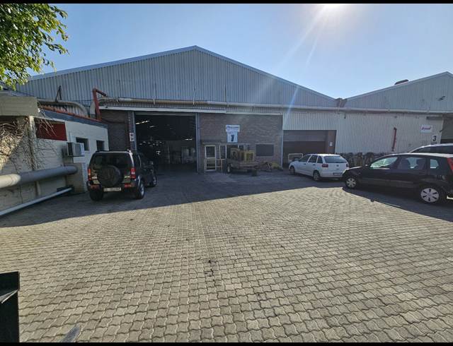 2,340M² WAREHOUSE TO LET IN TRIANGLE FARM