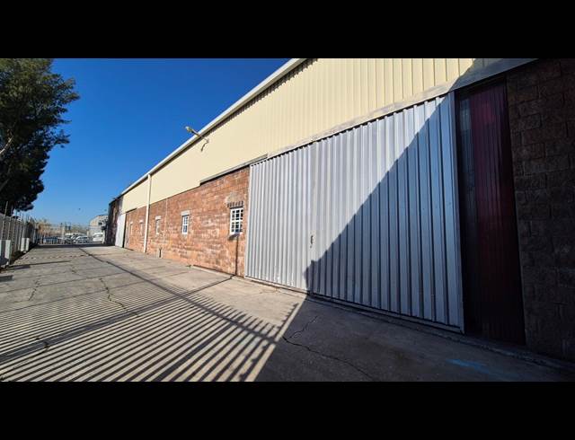 2,330M² WAREHOUSE TO LET IN RETREAT