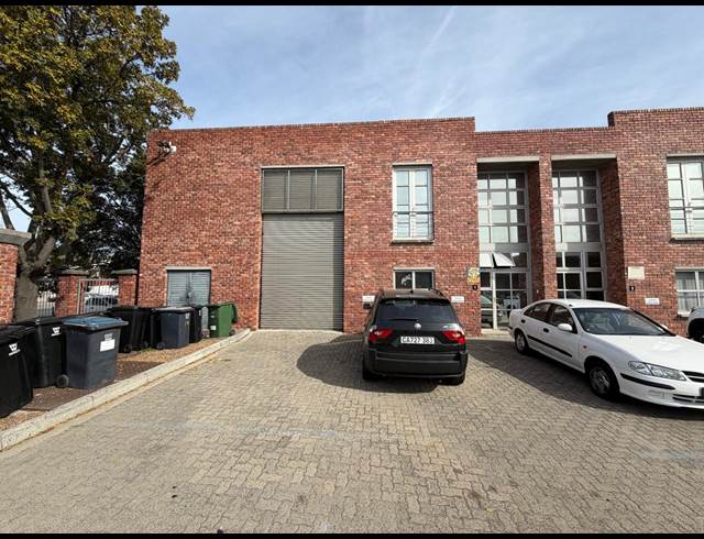 338M² WAREHOUSE TO LET IN STIKLAND INDUSTRIAL