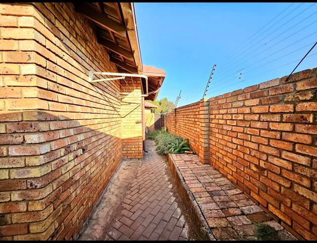 2 bed property to rent in BIRCHLEIGH