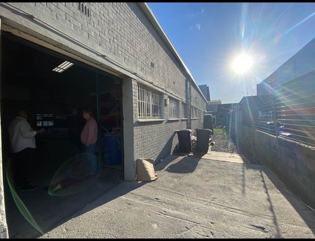 600M² RETAIL TO LET IN PAARDEN EILAND