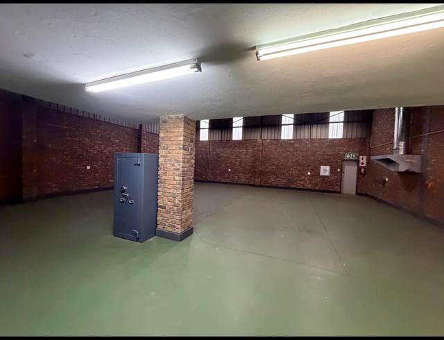 327M² WAREHOUSE TO LET IN CLAYVILLE