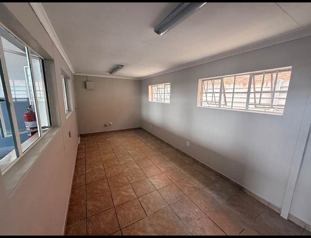 230M² WAREHOUSE TO LET IN APEX