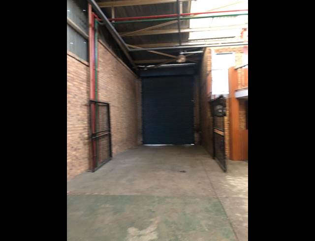 328M² WAREHOUSE TO LET IN MEADOWDALE