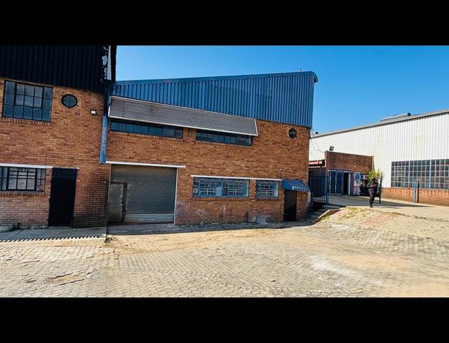 690M² WAREHOUSE TO LET IN STORMILL