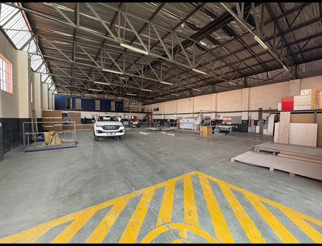 1,210M² WAREHOUSE TO LET IN HUGHES