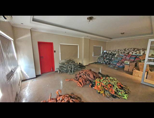 1,050M² WAREHOUSE TO LET IN FOUNDERS VIEW