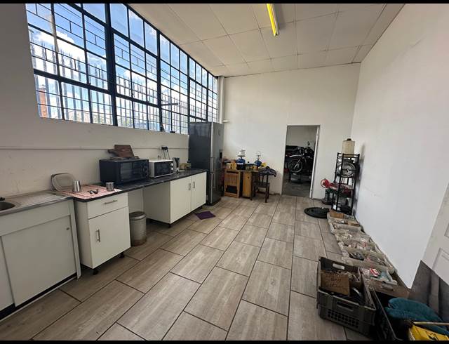 400M² WAREHOUSE TO LET IN MANUFACTA