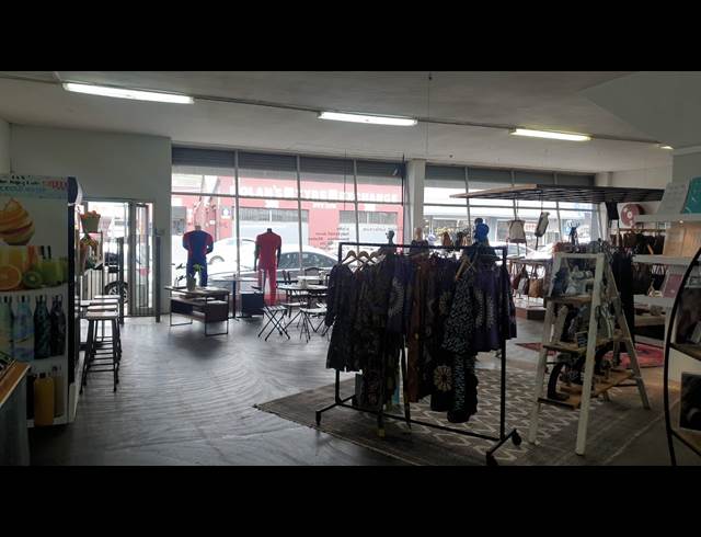 800M² SHOWROOM TO LET IN WOODSTOCK