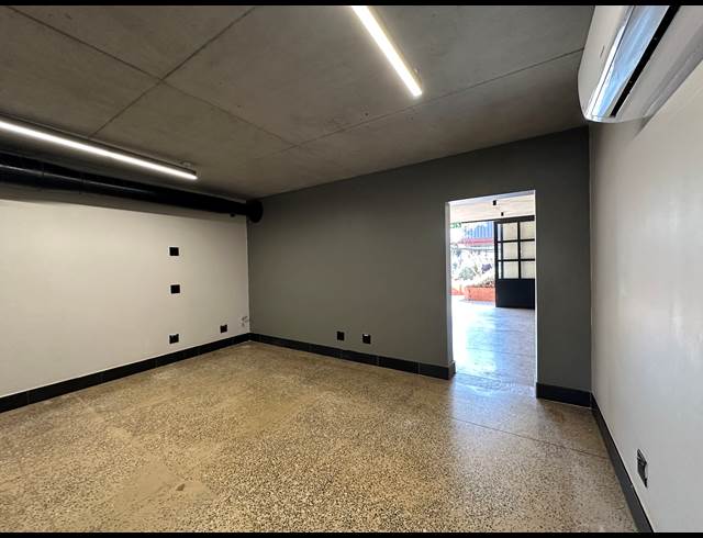146M² OFFICE TO LET IN ROOIHUISKRAAL NORTH