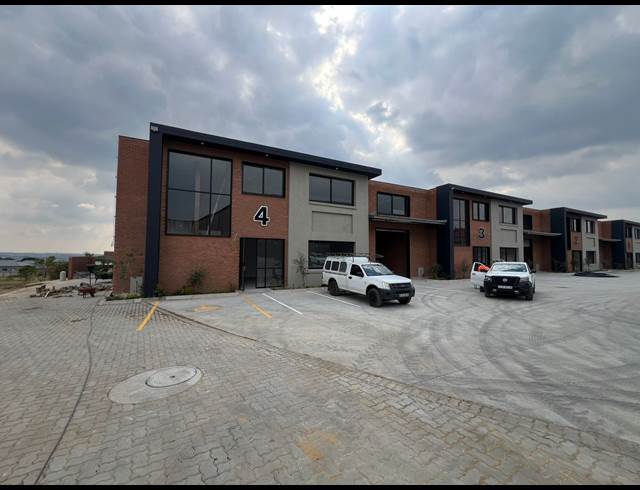 1,050M² WAREHOUSE TO LET IN SAMRAND BUSINESS PARK